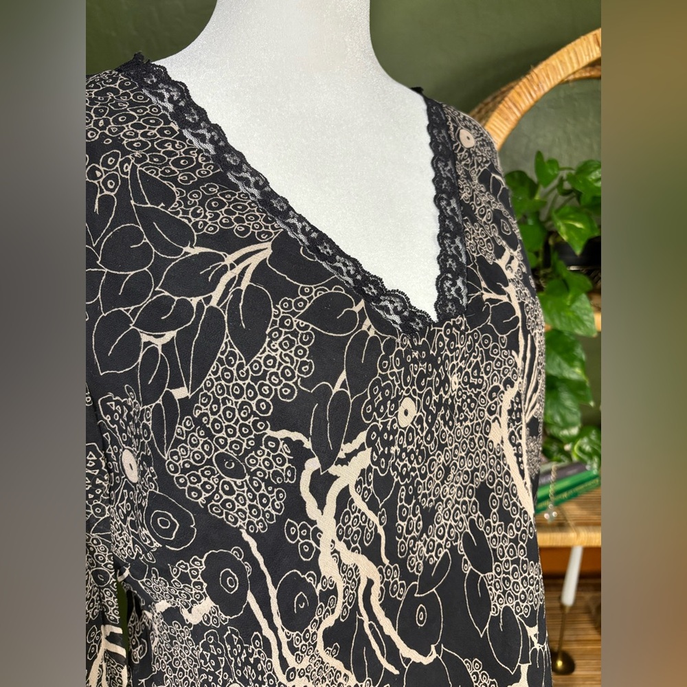 Ice Black Cream Lace Trim V Neck Whimsical Pattern Nineties Long Sleeve Top - Picture 2 of 5